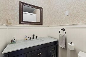 Home Near Hiking Biking w Hottub 6 Bedrooms