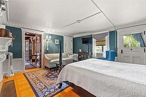 Home Near Hiking Biking w Hottub 6 Bedrooms