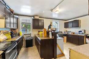 Home Near Hiking Biking w Hottub 6 Bedrooms