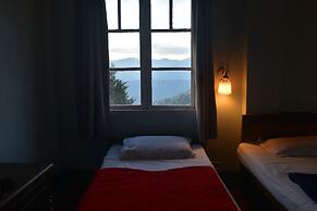 Goroomgo Pineridge Hotel Darjeeling