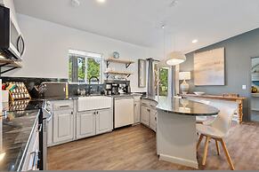 Spacious Family Home w Pool Hot Tub Large Yard