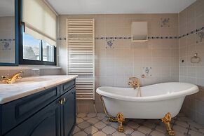 Scenic Waterside Retreat