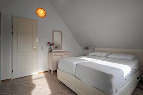 Scenic Waterside Retreat