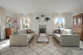 Scenic Waterside Retreat