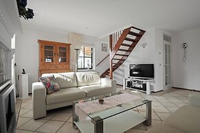 Scenic Waterside Retreat