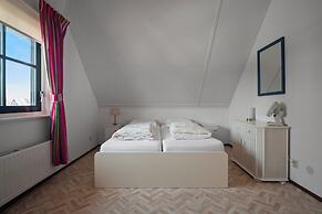 Scenic Waterside Retreat