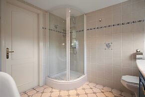 Scenic Waterside Retreat