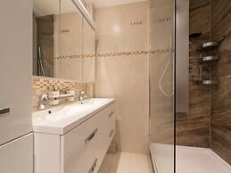 Posh Apartment With Racecourse View