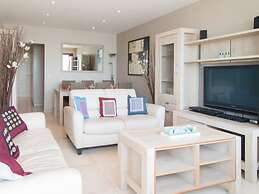 Posh Apartment With Racecourse View