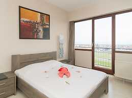 Posh Apartment With Racecourse View