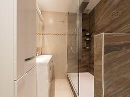 Posh Apartment With Racecourse View