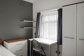 Charming Algernon House in Warrington