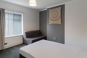 Charming Algernon House in Warrington