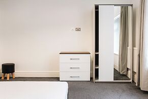 Charming Algernon House in Warrington