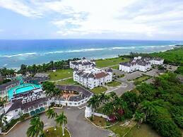 Oceanview Studio Apt w/ Pool, Bar & Beach Access
