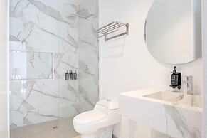 w Elegant 2BR w Majestic Terrace in CTG