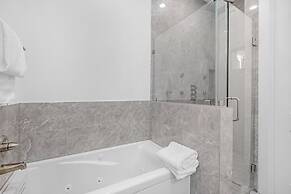 Luxurious 3 Bed3 Bath Near Downtown Houston