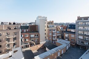 Apartment Close to the sea Wall of Mariakerke