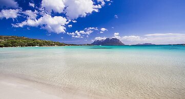 Charming Seaside Apartment