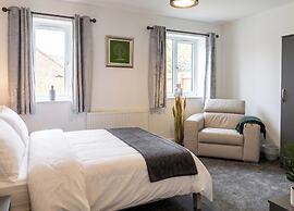 2 Bed, Sleeps 4, Pet Friendly, Free Parking