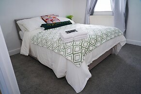 Cosy Luxury Apartment in Milton Keynes