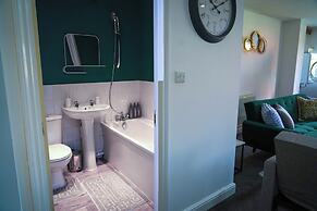 Cosy Luxury Apartment in Milton Keynes