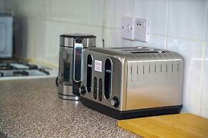 Milton Keynes Home - Sleeps 4 - Parking