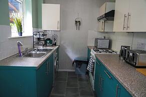 Milton Keynes Home - Sleeps 4 - Parking