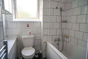 Milton Keynes Home - Sleeps 4 - Parking