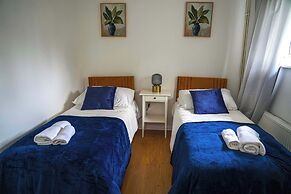 Milton Keynes Home - Sleeps 4 - Parking