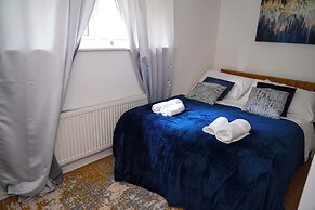 Milton Keynes Home - Sleeps 4 - Parking
