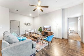Cozy 2BR Suite Close to Downtown w Fast Wifi