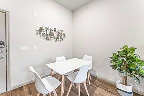 Cozy 2BR Suite Close to Downtown w Fast Wifi