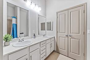 Cozy 2BR Suite Close to Downtown w Fast Wifi