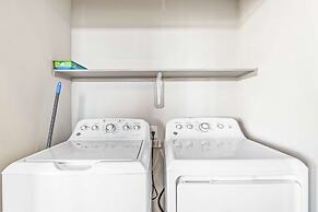 Cozy 2BR Suite Close to Downtown w Fast Wifi