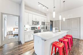 Cozy 2BR Suite Close to Downtown w Fast Wifi