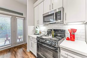 Cozy 2BR Suite Close to Downtown w Fast Wifi