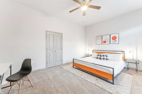 Cozy 2BR Suite Close to Downtown w Fast Wifi