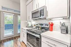 Homey 2BR Suite Close to Downtown w Fast Wifi