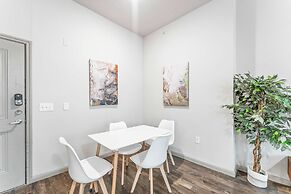 Homey 2BR Suite Close to Downtown w Fast Wifi