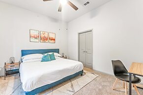 Homey 2BR Suite Close to Downtown w Fast Wifi