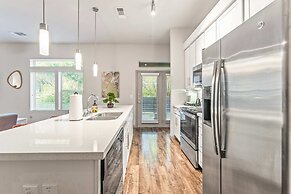 Homey 2BR Suite Close to Downtown w Fast Wifi