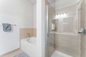 Homey 2BR Suite Close to Downtown w Fast Wifi