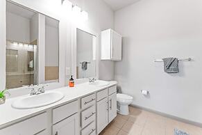Homey 2BR Suite Close to Downtown w Fast Wifi