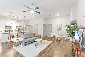 Homey 2BR Suite Close to Downtown w Fast Wifi