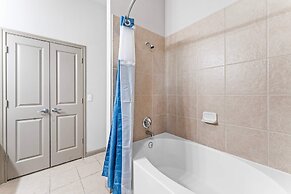 Homey 2BR Suite Close to Downtown w Fast Wifi