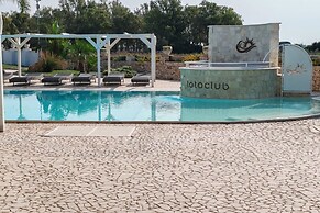 Trilo Pino 2 Near The Sea