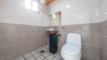 Geoje Ahat Spa Pension