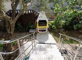 Classic and Trendy Apartment With Terrace