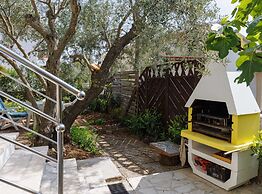 Classic and Trendy Apartment With Terrace